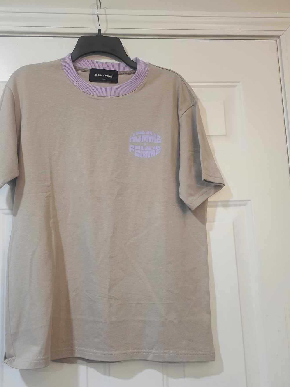 Homme +Femme Men's Taupe Tee with Lilac Trim Size Small{Bx26}